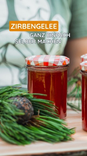 Zirbengelee ist unser Geheimtipp f&uuml;r alle, die den Duft der Alpen auch am Fr&uuml;hst&uuml;ckstisch wollen. ????????

Feinherb, intensiv & sowas von vielseitig:
???? zu K&auml;se
???? aufs Brot
???? ins Dessert
???? zu Wildgerichten oder Schnitzel

Wie&rsquo;s geht? Zeigen wir dir im Reel!
(Warnung: Kann s&uuml;chtig machen ????)

#zirbengelee #zirbelino #zirbe #waldmomente #zirbenprodukte #rezeptidee #zirbenzapfen
